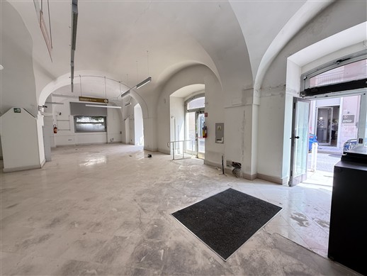 Centrale Locale Indipendente In Pietra di 6 Ambienti. 3 Esposizioni.